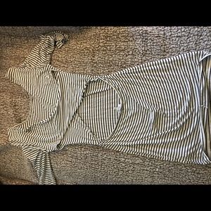 🖤Black and white long sleeve open back dress🖤